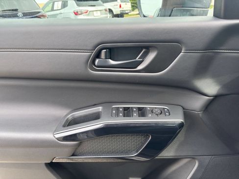 Used 2025 Nissan Pathfinder SV FWD image 18