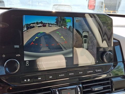 Used 2022 Nissan Pathfinder SL AWD/4WD image 3