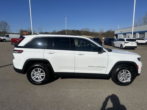 Used 2023 Jeep Grand Cherokee Laredo AWD/4WD image 10