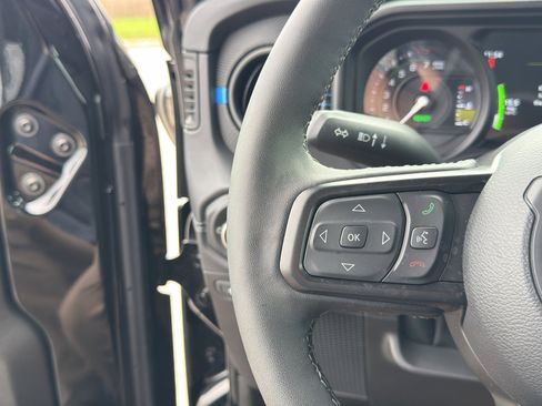 Used 2025 Jeep Wrangler Unlimited Rubicon 4xe w/ Convenience Group AWD/4WD image 31