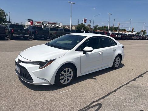Used 2024 Toyota Corolla LE FWD image 2
