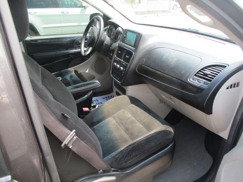 Used 2016 Dodge Grand Caravan American Value Package w/ UConnect Hands-Free Group image 9