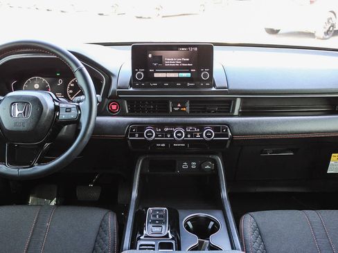 Used 2025 Honda Pilot Sport image 13