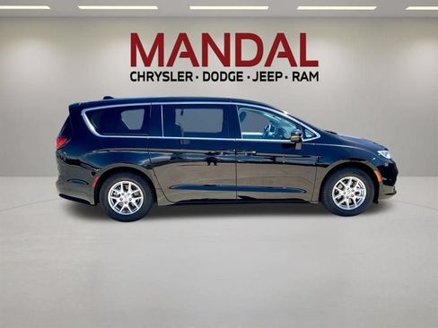 Used 2024 Chrysler Pacifica Touring-L FWD image 5