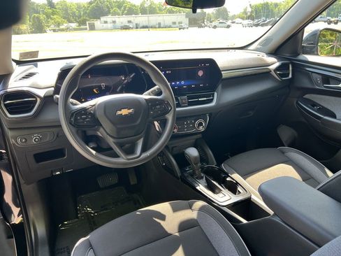 Used 2025 Chevrolet TrailBlazer LT AWD/4WD image 16
