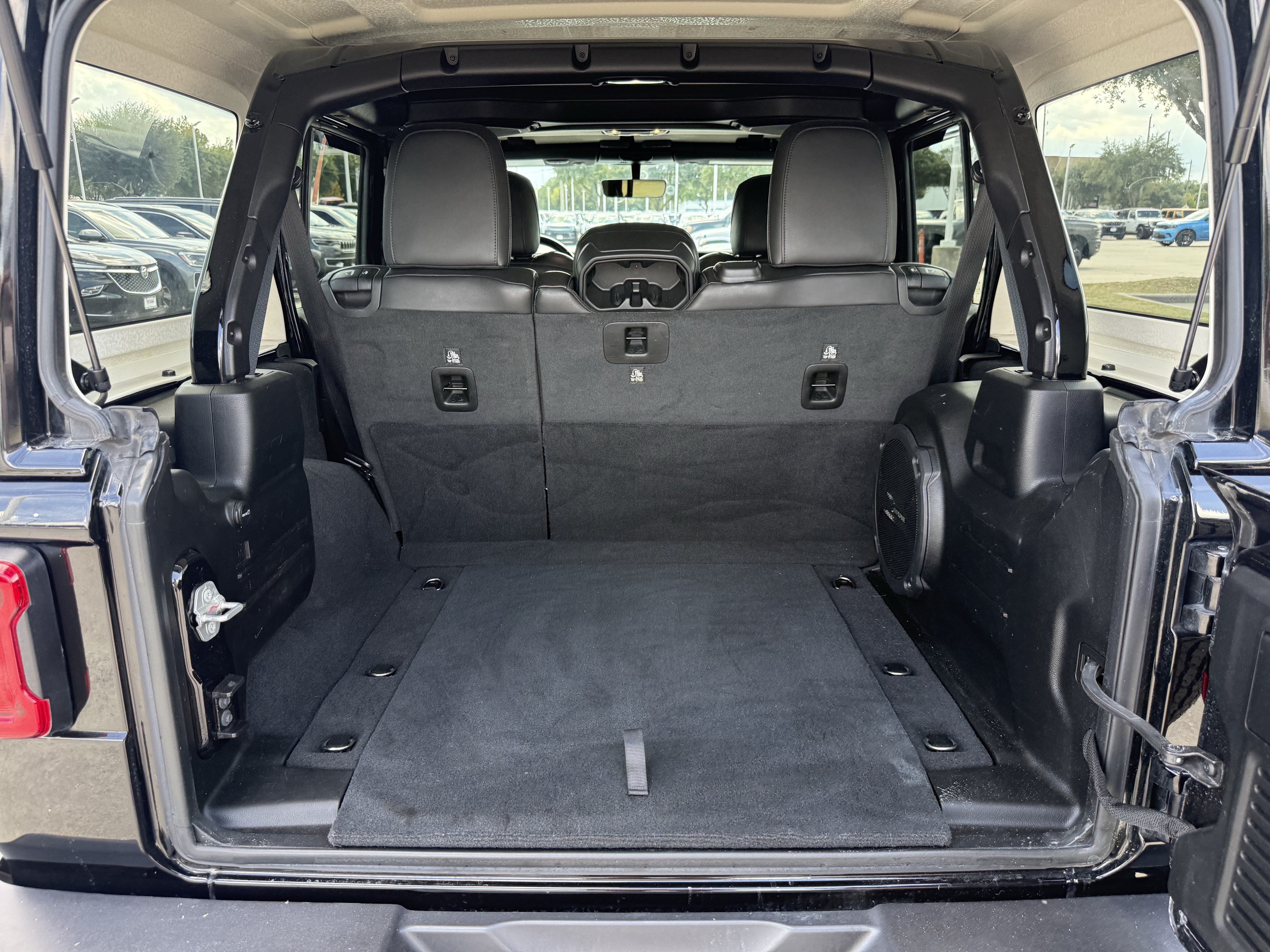 Used 2021 Jeep Wrangler Unlimited Sahara AWD/4WD image 28