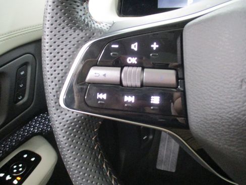 Used 2023 Nissan Ariya AWD image 22