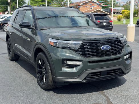 Used 2023 Ford Explorer ST-Line AWD/4WD image 3