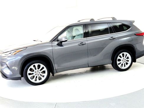 Used 2023 Toyota Highlander Limited image 3