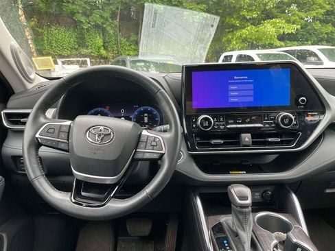 Used 2023 Toyota Highlander Platinum AWD/4WD image 13