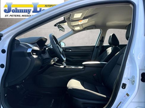 Used 2025 Nissan Altima 2.5 SV FWD image 10