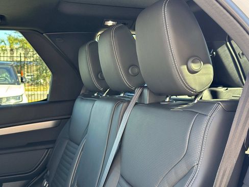 New 2025 Land Rover Discovery Dynamic SE image 14