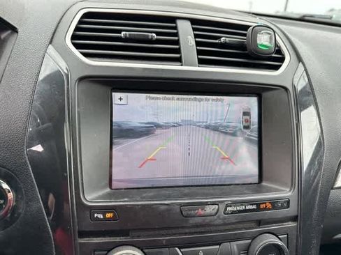 Used 2018 Ford Explorer XLT w/ Equipment Group 202A image 6