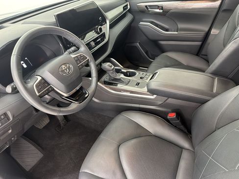 Used 2023 Toyota Highlander Platinum FWD image 4
