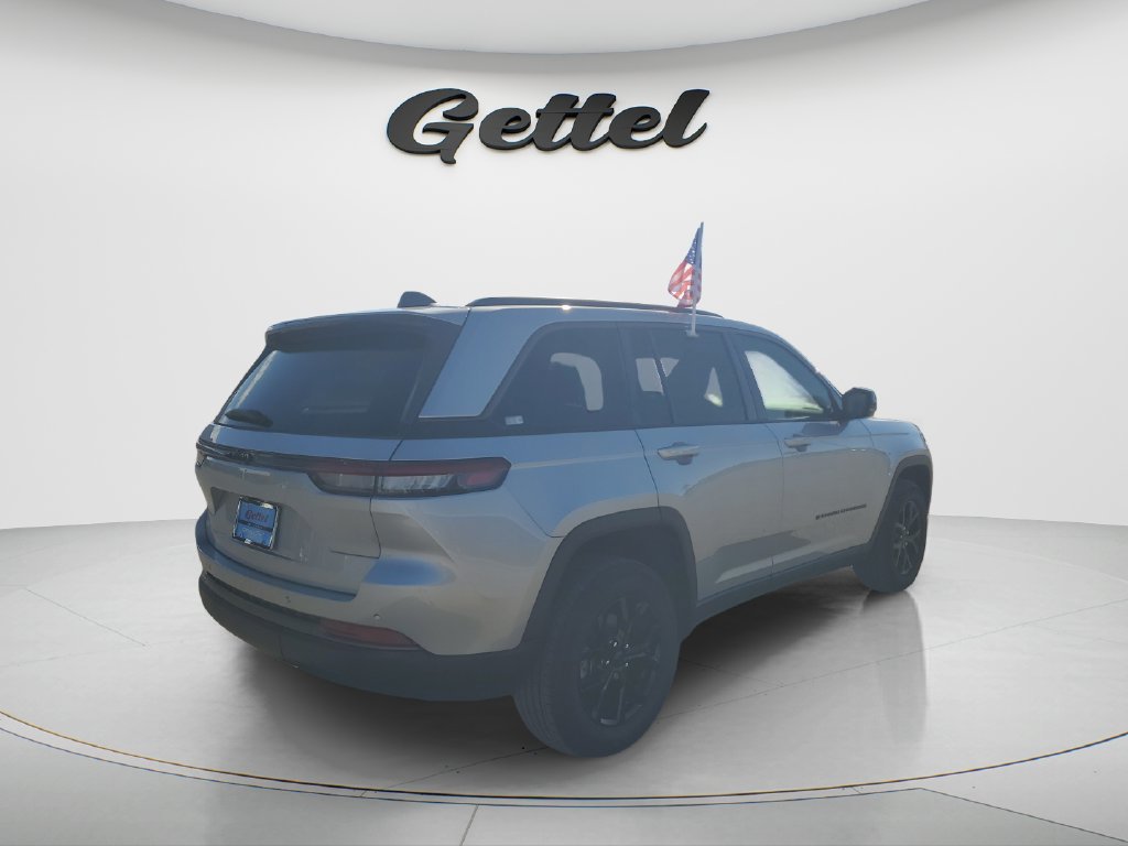Used 2026 Jeep Grand Cherokee Altitude RWD image 5