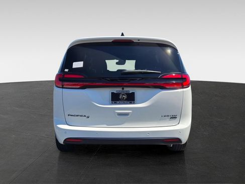 New 2027 Chrysler Pacifica Limited w/ Family Tech Group AWD/4WD image 6
