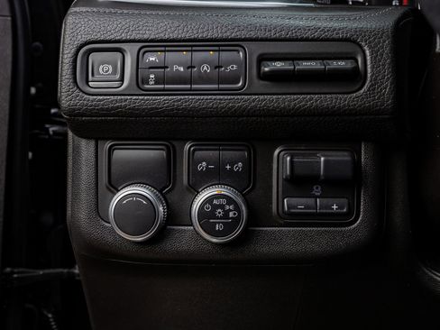 Used 2021 GMC Yukon Denali w/ Denali Premium Package image 18