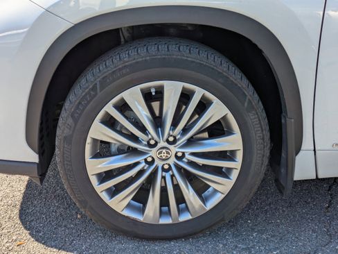 Used 2023 Toyota Highlander Platinum image 3