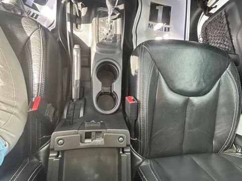 Used 2015 Jeep Wrangler Unlimited Sahara w/ Connectivity Group AWD/4WD image 22