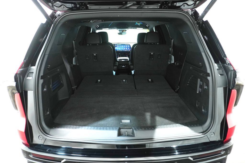 Used 2025 Chevrolet Traverse High Country AWD/4WD image 6