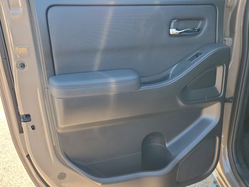 Used 2022 Nissan Frontier PRO-4X w/ Pro-4X Premium Package image 11