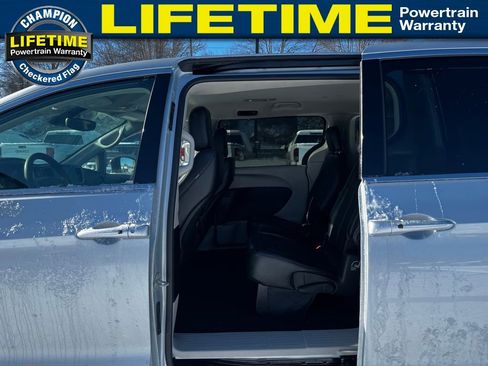 Used 2024 Chrysler Pacifica Touring-L image 25