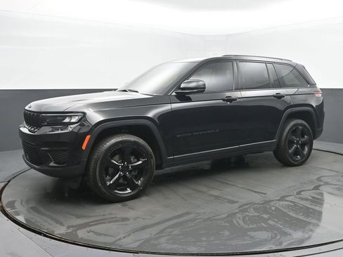 Used 2023 Jeep Grand Cherokee Altitude AWD/4WD image 2