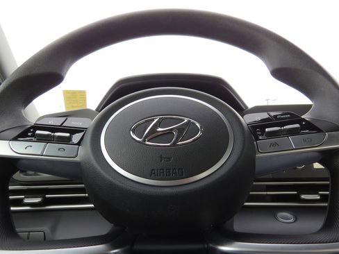 Used 2023 Hyundai Elantra SEL image 17