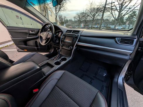 Used 2015 Toyota Camry SE image 11