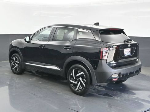Used 2025 Nissan Kicks SV w/ Charging Package FWD image 3