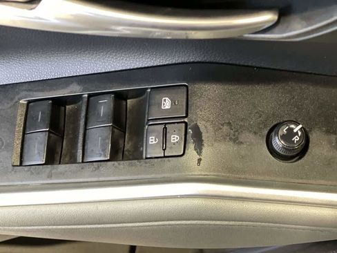 Used 2023 Toyota Highlander XLE AWD/4WD image 16