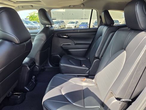 Used 2025 Toyota Highlander XLE FWD image 30