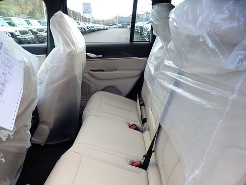 New 2025 Jeep Grand Cherokee Limited w/ MOPAR Finishing Package image 13