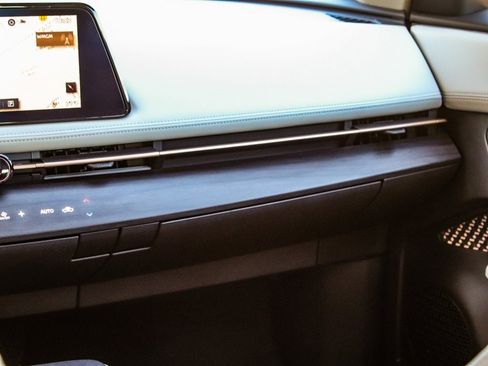 Used 2023 Nissan Ariya AWD image 17