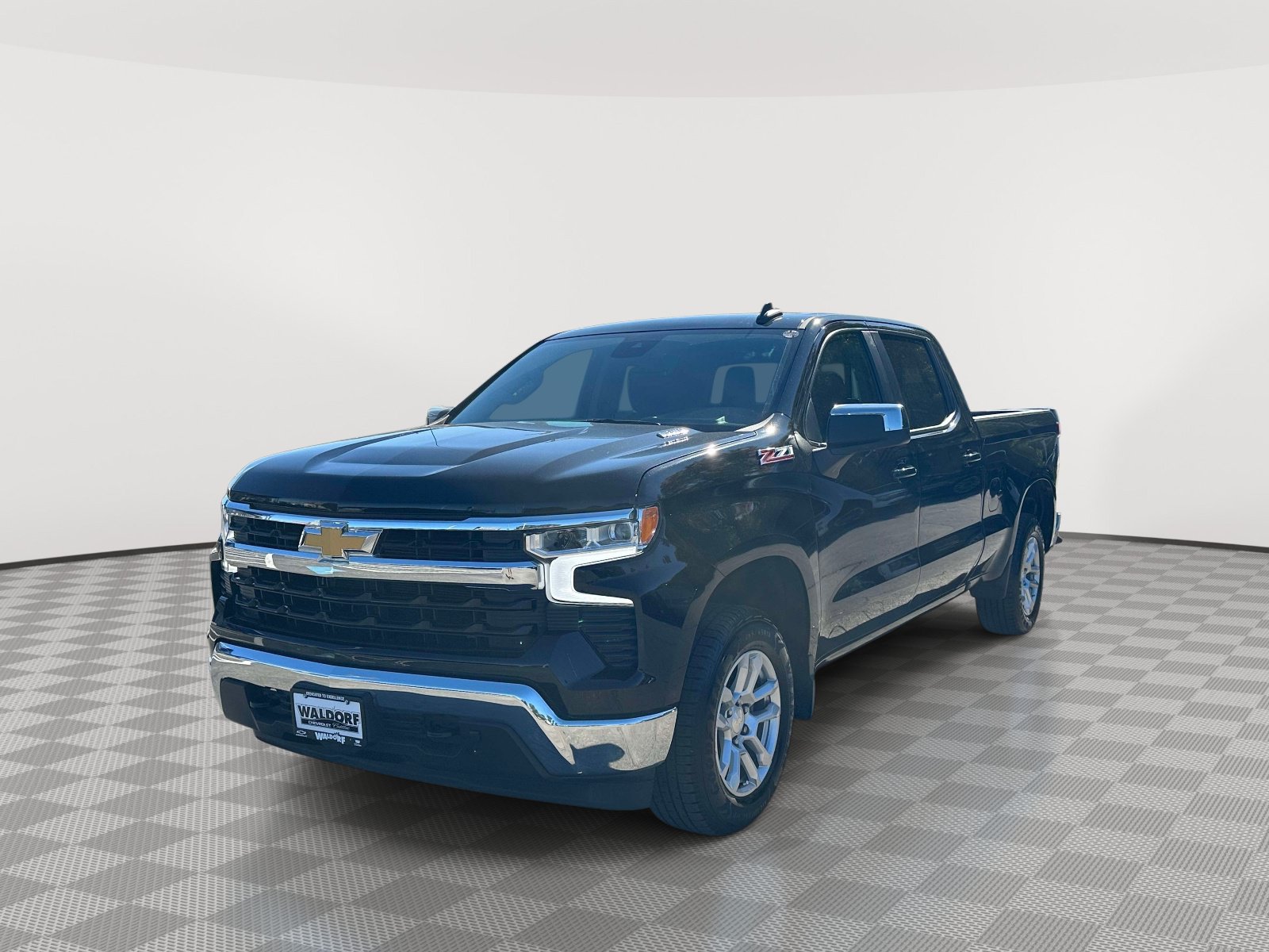 Used 2023 Chevrolet Silverado 1500 LT w/ Z71 Off-Road Package AWD/4WD image 3