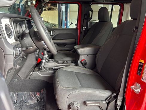 Used 2025 Jeep Wrangler Unlimited Sahara AWD/4WD image 27
