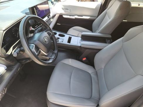 Used 2025 Toyota Sienna XLE FWD image 11
