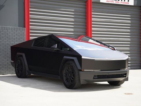 Used 2024 Tesla Cybertruck AWD Crew Cab image 6