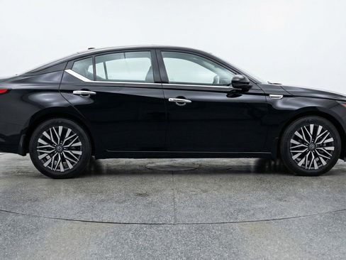 Used 2025 Nissan Altima 2.5 SV FWD image 11