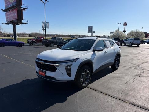 Used 2025 Chevrolet Trax LT w/ Driver Confidence Package image 7