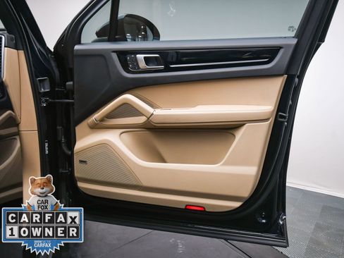 Used 2023 Porsche Cayenne Platinum Edition image 45