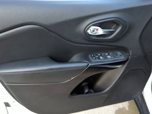 Used 2020 Jeep Cherokee Latitude Plus FWD image 18