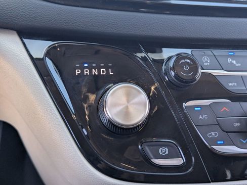 Used 2023 Chrysler Pacifica Touring-L image 24