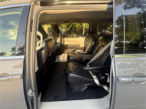 Used 2022 Chrysler Pacifica Touring-L FWD image 12