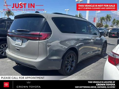 Used 2023 Chrysler Pacifica Limited w/ S Appearance Package AWD/4WD image 4