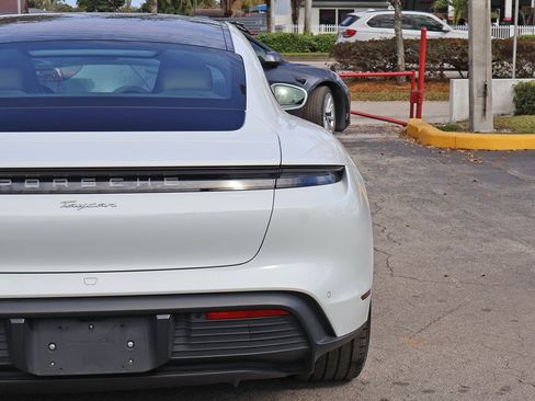 Used 2022 Porsche Taycan image 15