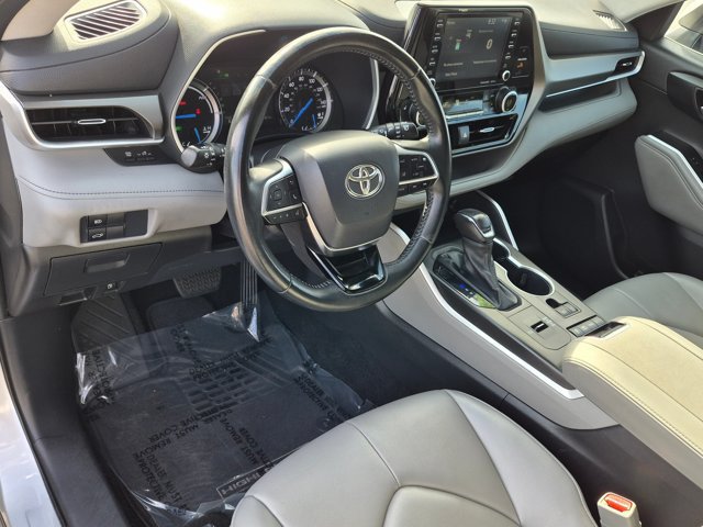 Used 2021 Toyota Highlander XLE AWD/4WD image 19