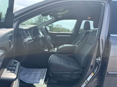 Used 2019 Toyota Highlander LE image 11