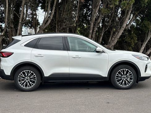 Used 2023 Ford Escape SE w/ PHEV Premium Package image 3