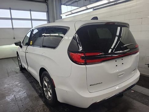Used 2024 Chrysler Pacifica Limited w/ Uconnect Theater Family Group FWD image 15